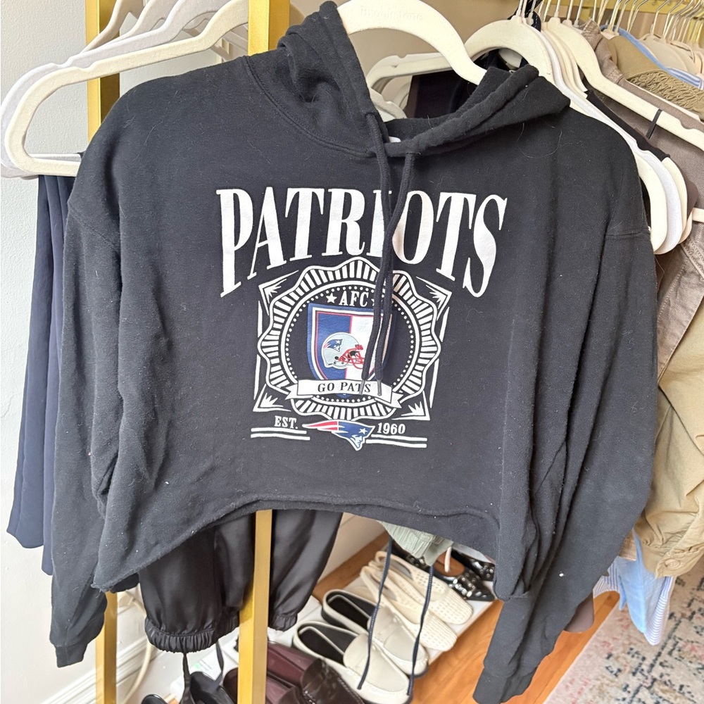 WEAR PATRIOTS CROPPED HOODIE